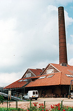 steenfabriek de bovenste polder in de uiterwaarden van wageningen, in de fabriek ateliers van kunstenaars en oefenruimtes van muziekbands
