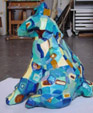 Sculptuur Blauwe hond van Annelies van Biesbergen